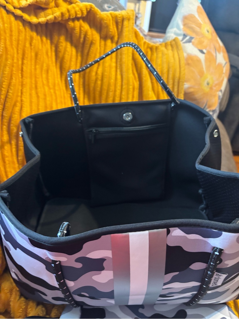 NWT ah•dorned Stylish Camouflage Tote and Pouch Set - Picture 10 of 12